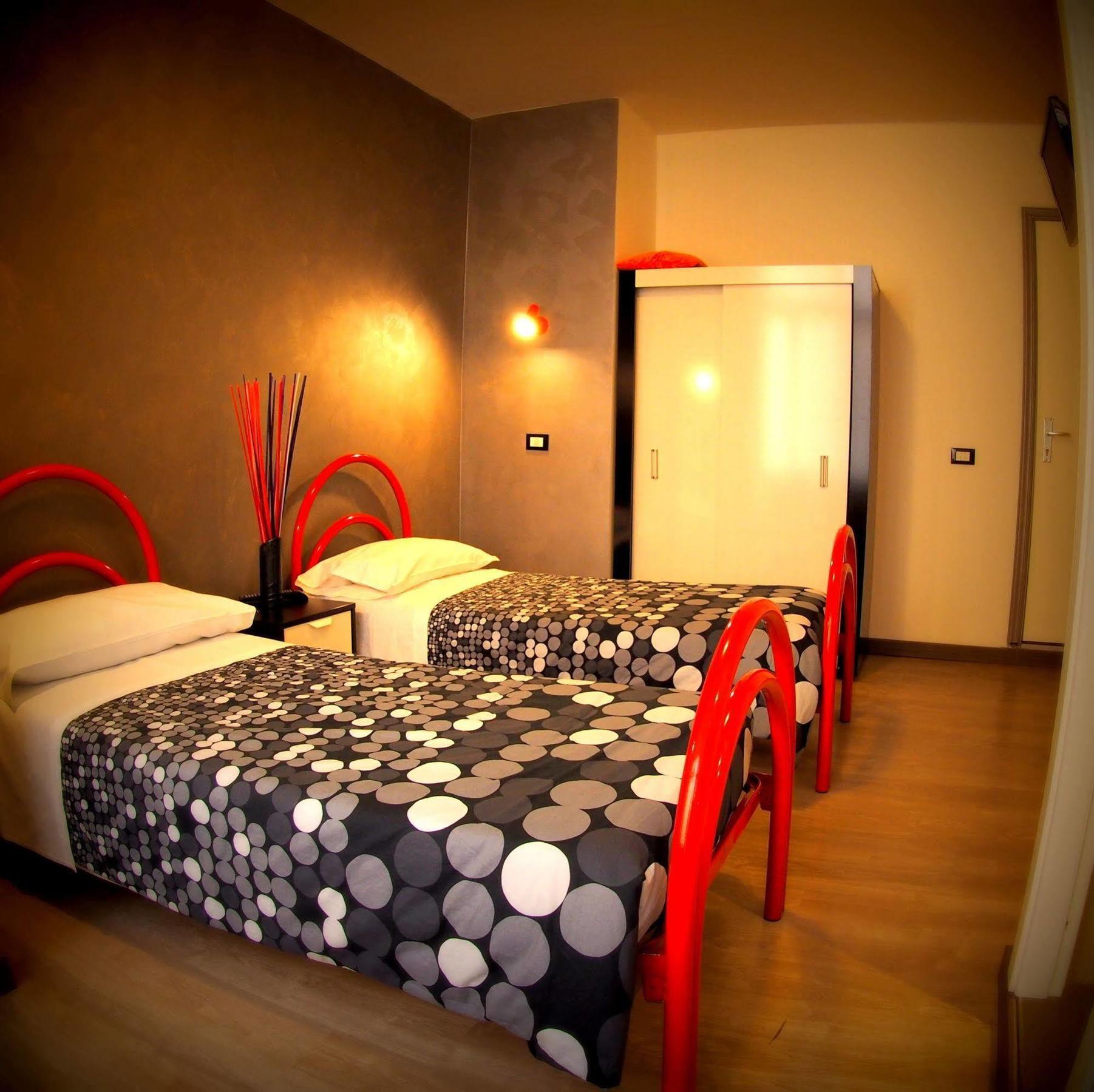 Enzo Luxury Rooms Рим Екстериор снимка